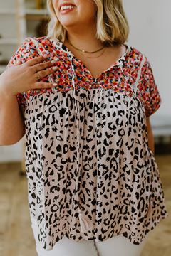 Immagine di PLUS SIZE LEOPARD PRINT SHORT SLEEVE BLOUSE